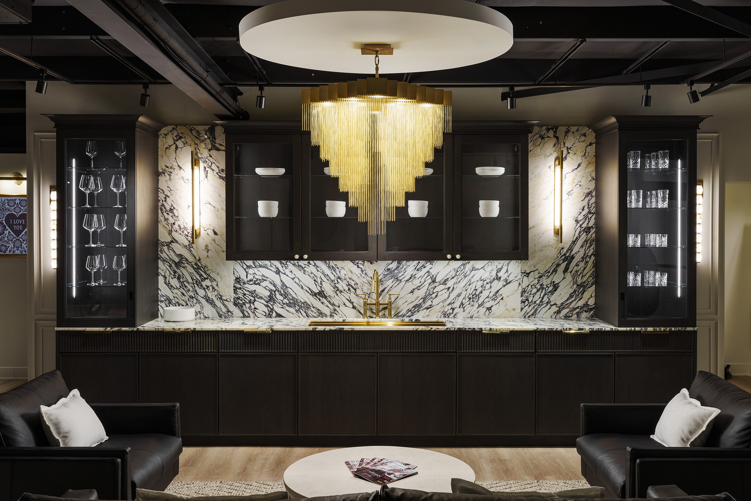 Cuisines contemporaines de luxe : technologie et matériaux nobles dans des projets exclusifs.