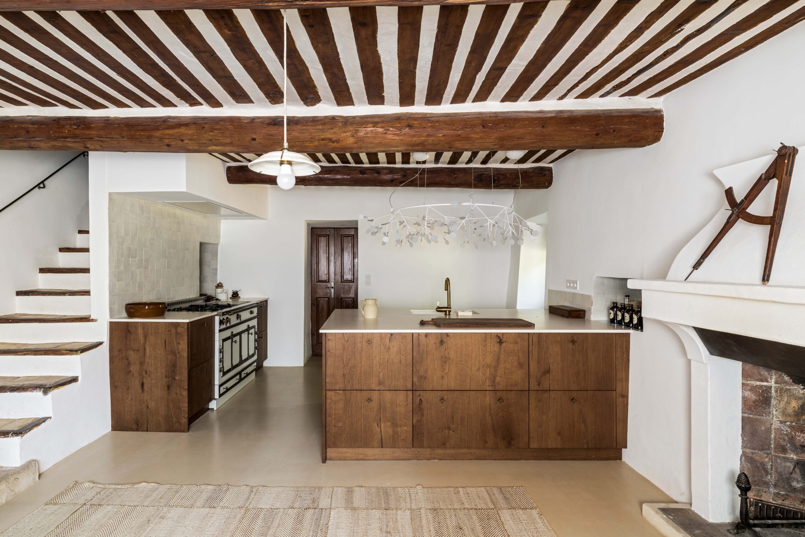 Diseño de cocina en vivienda tradicional junto a Les Montagnardes 