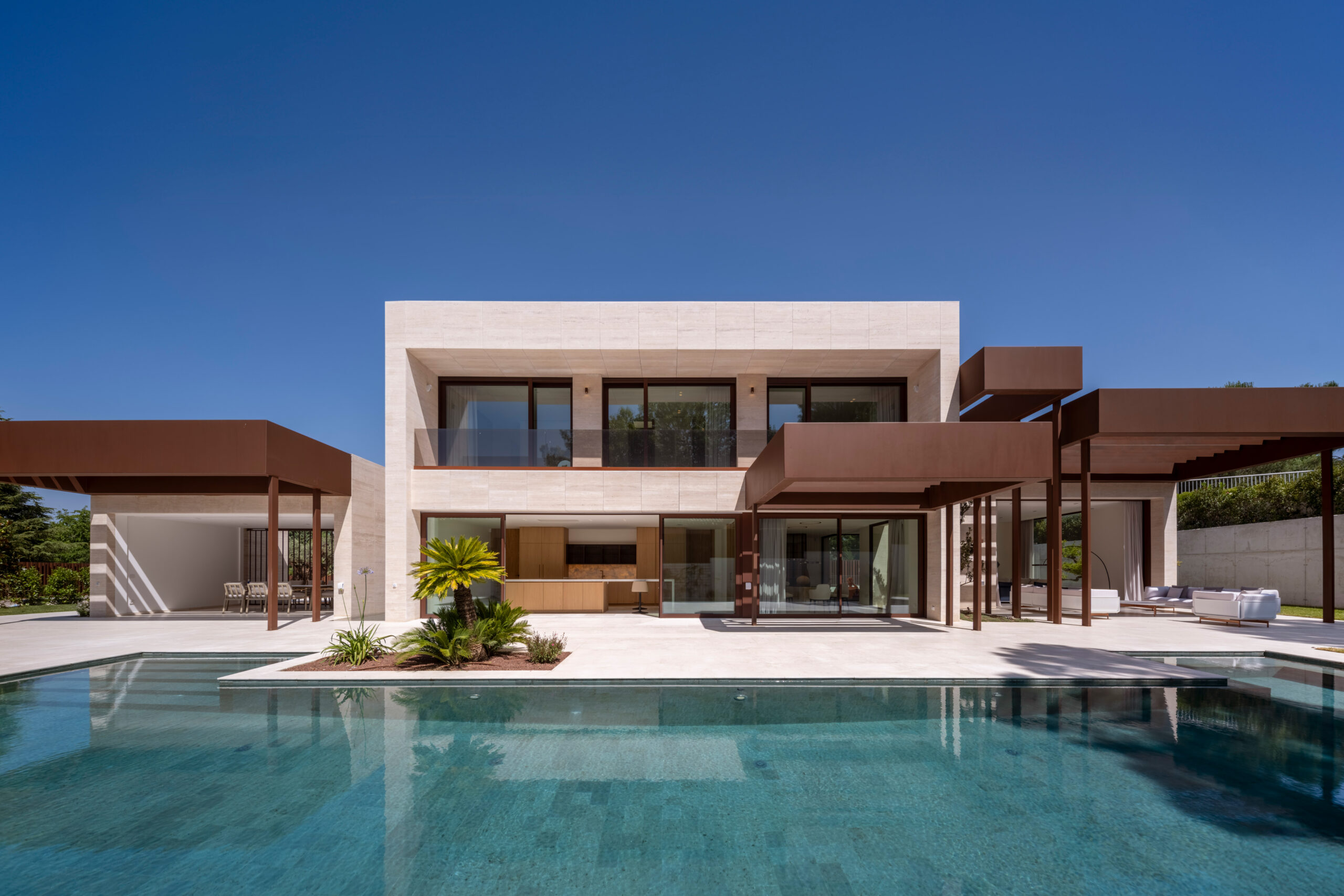 Cocina integrada en vivienda familiar con conexión al exterior 